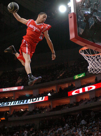 鹈鹕第二节7次失误，单节净负14分半场落后老鹰10分（鹈鹕次节7失误致净负14分，半场落后老鹰10分）