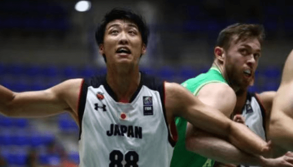 奥格斯堡0-0云达不莱梅，施密德错失良机（奥格斯堡与云达不莱梅0-0收场，施密德挥霍良机）