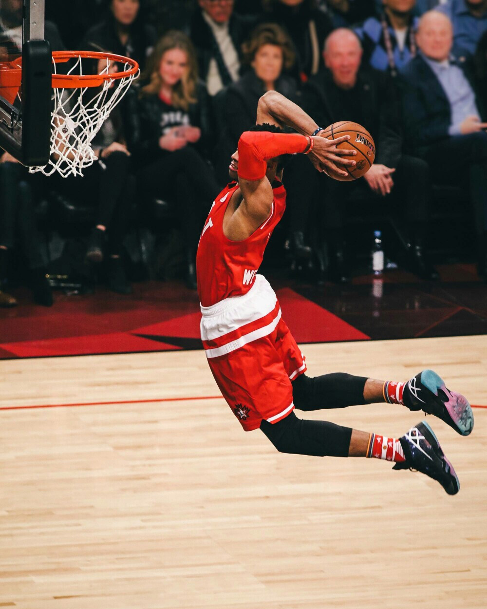 泰伦·卢拒绝采访？快船澄清：采访室没人，快船媒体未随队出征（泰伦·卢被质疑拒采？快船回应：采访室无人，队媒未随队出征）