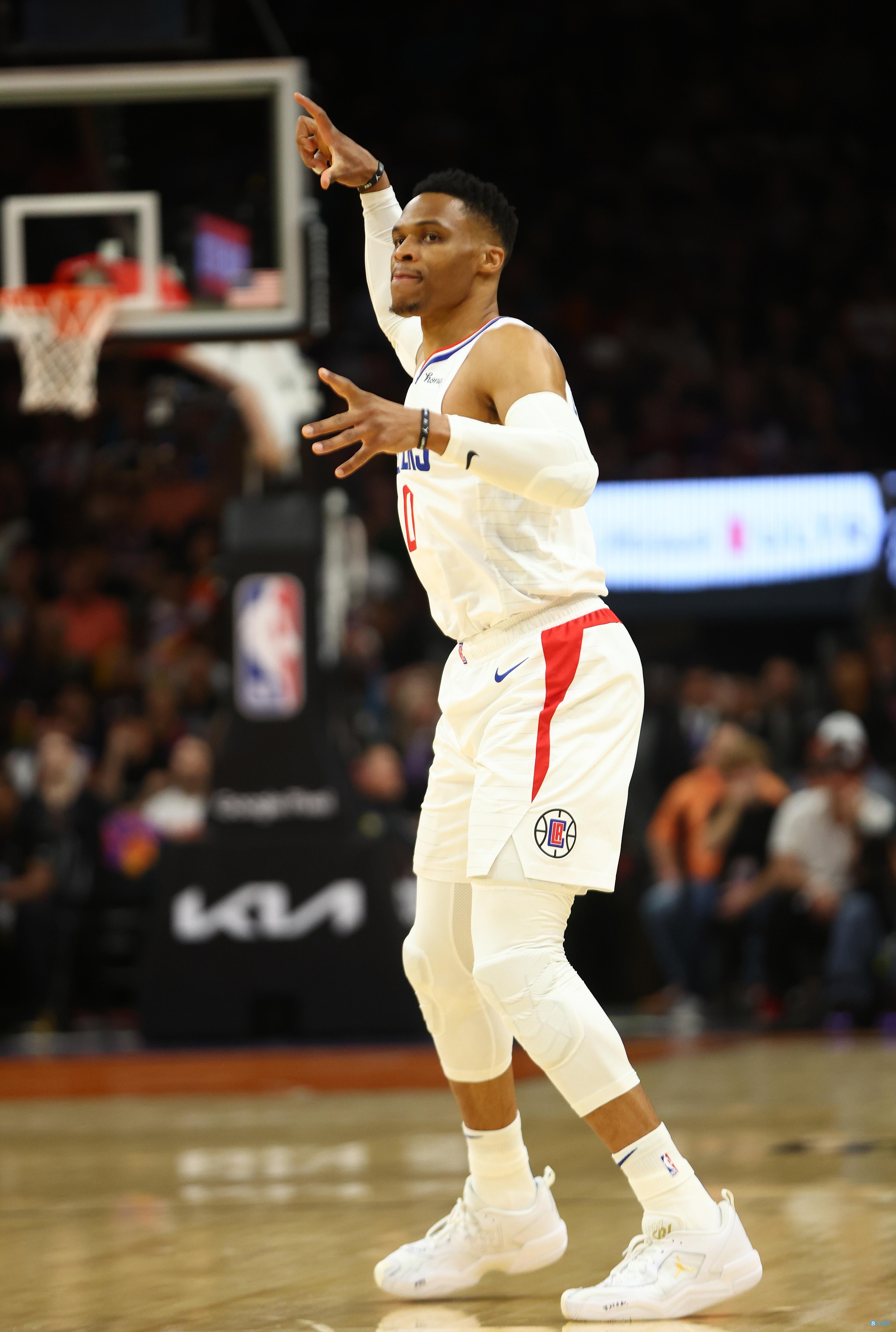 萨隆替补登场，展现高效表现（萨隆替补上阵，高效表现抢眼）