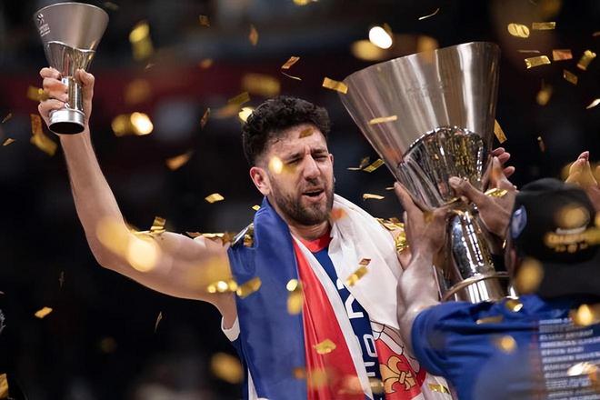 卡萨多：奥尔莫伤到了肩膀，希望他没有大碍（卡萨多：奥尔莫肩部受伤，盼无大碍）