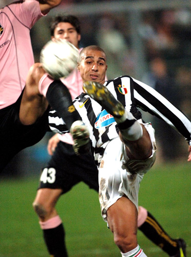 球队外线火力强到爆表（球队外线三分如雨，火力全开）