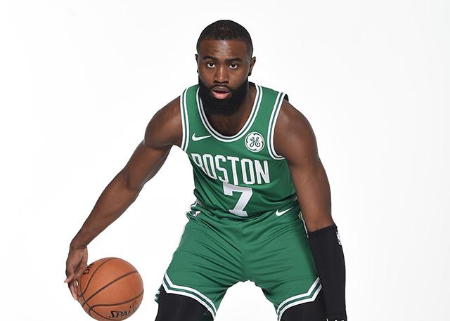 川超凉山队球员飞踹主裁，律师：或面临拘留、罚款和长期禁赛（川超凉山队球员脚踹主裁判，律师称或将面临拘留、罚款及长期禁赛）