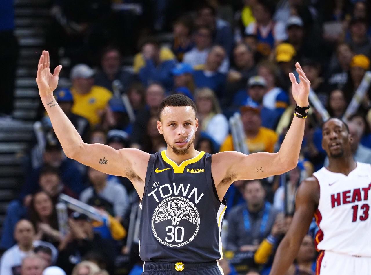 TA：赢球正成为枪手的一种习惯；诺伊尔在定位球防守上很脆弱（TA：阿森纳赢球已成常态；诺伊尔在定位球防守上显脆弱）