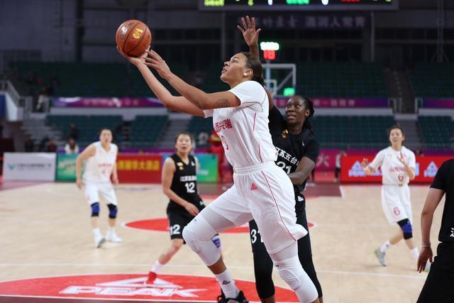 英超官方宣布裁判新规，新科技判罚引争议（英超官宣裁判改革，科技判罚掀起争论）