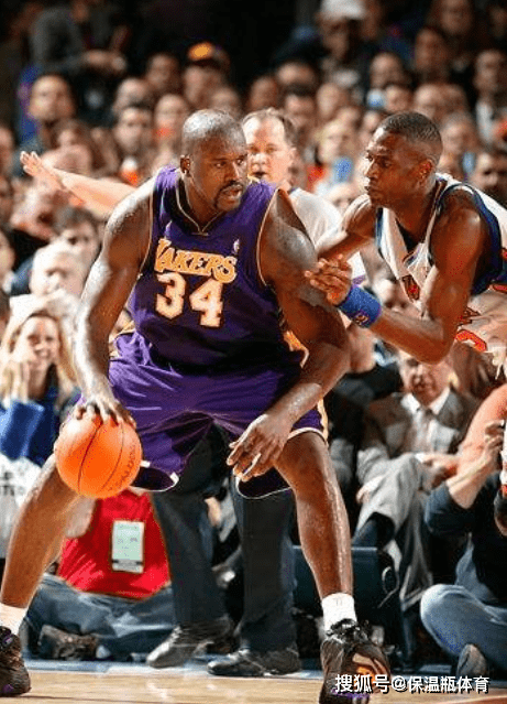 53岁齐达内上海街头踢毽子，与大妈迅速融入展现高球商风采（53岁齐达内现身上海街头踢毽子，与大妈打成一片尽显高球商）