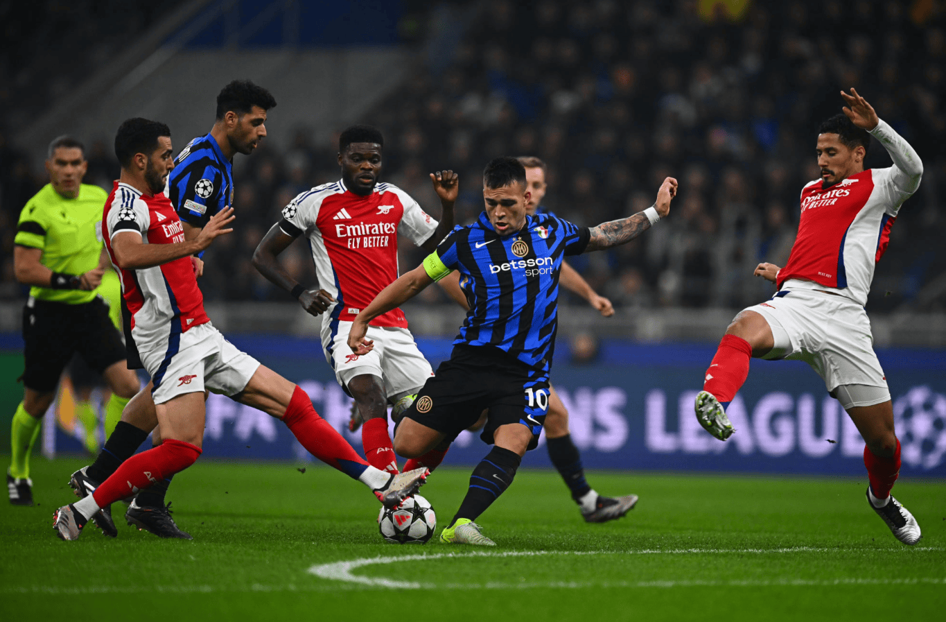 斯洛特：现在萨拉赫在踢非洲杯，对各方来说不再谈他比较合理（斯洛特：萨拉赫正征战非洲杯，此时不再讨论他更为合适）