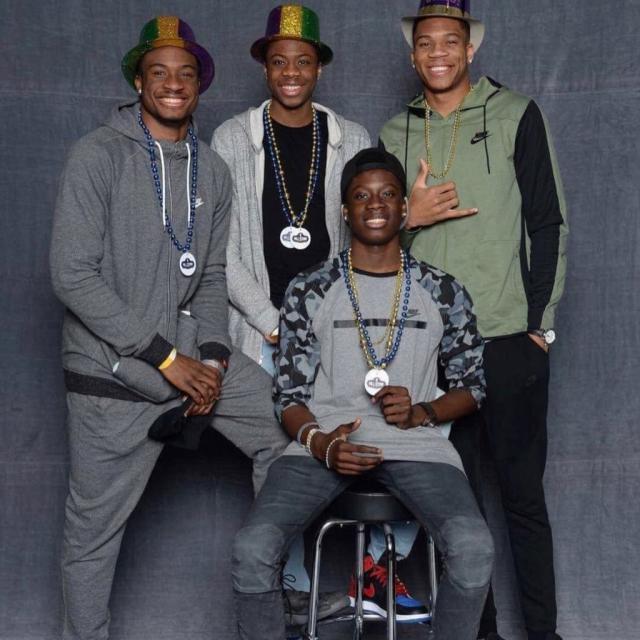 利物浦主场迎战布莱顿，两队战意高昂，利物浦凭借主场优势和阵容完整度有望取胜。（利物浦主场对阵布莱顿，双方斗志旺盛，红军凭主场与人员齐整更有胜算）