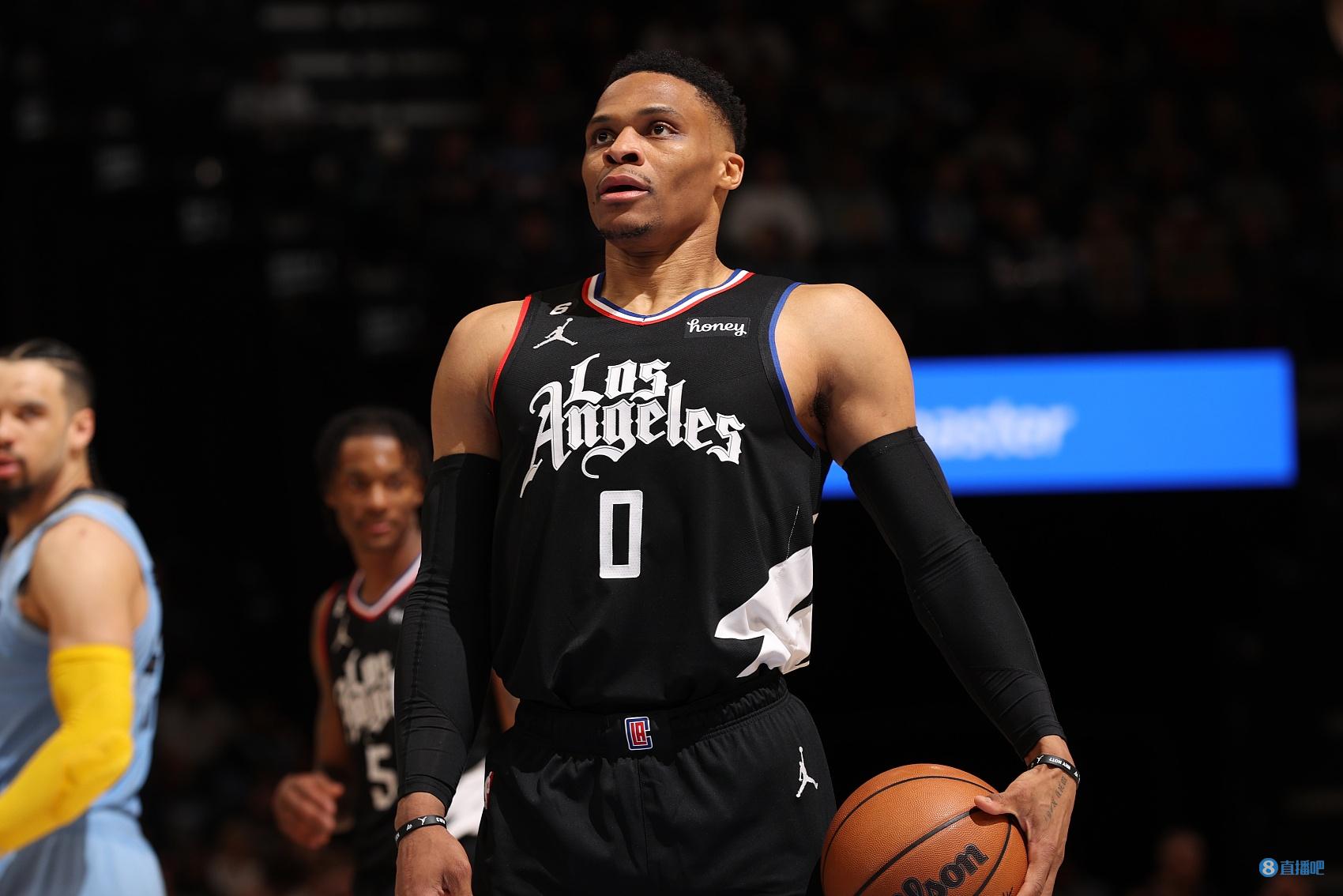 手感全无！阿努诺比9中1拿到2分3板1助，正负值-11（状态低迷！阿努诺比9投1中仅2分3板1助，正负值-11）