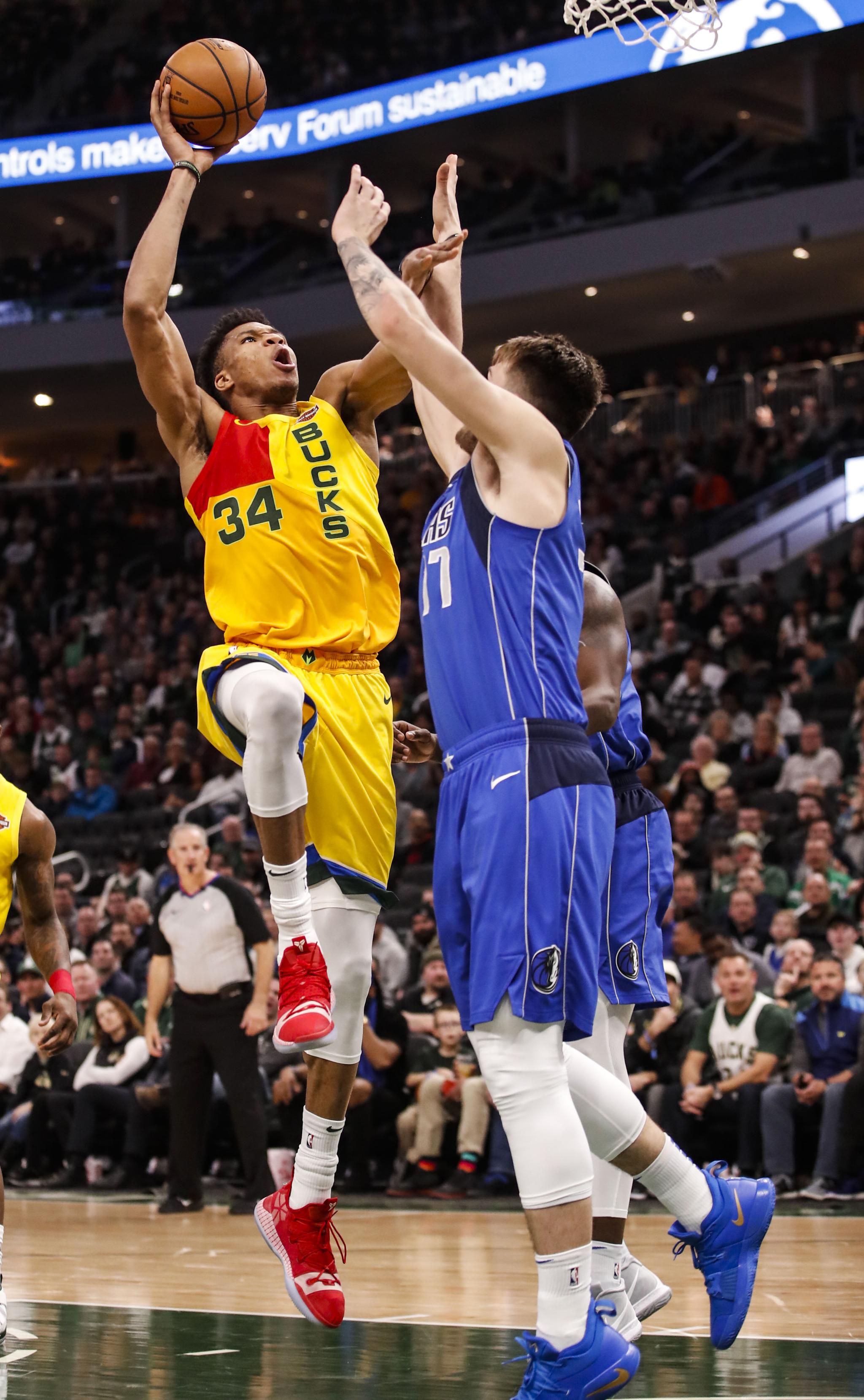 篮下两把大扫帚！文班亚马疯狂干扰 尼克斯内线连续3次进攻无果（文班亚马篮下统治力爆棚，尼克斯内线三次冲击均遭封锁）