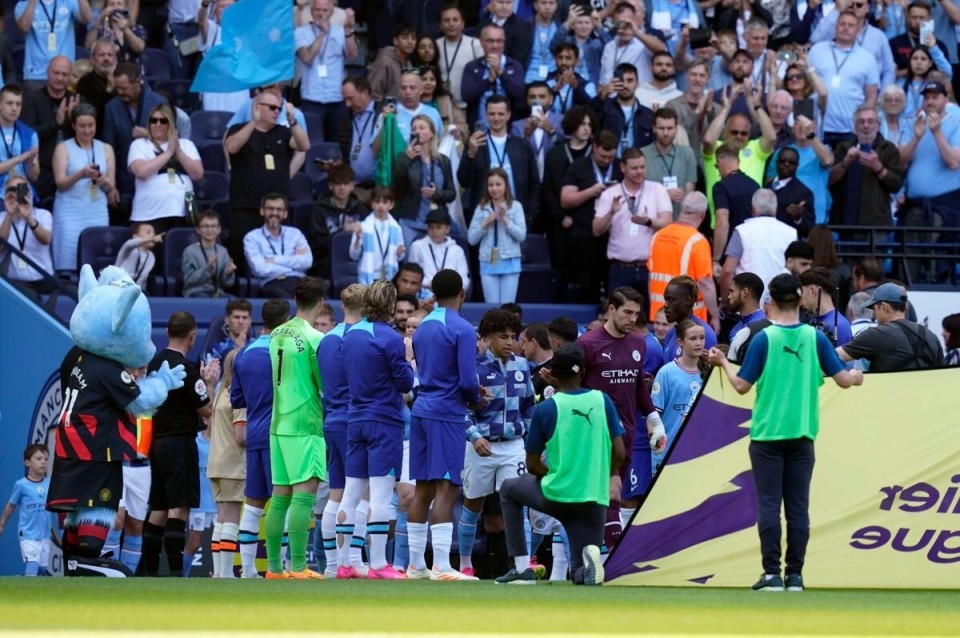 【狂暴打金】专属极品属性神装，小怪随便爆，满地光柱爽翻天！（【高能爆装】专属神装极品加持，小怪轻松出货，满场光柱看不停！）