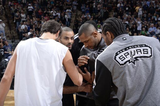 领衔声援加沙，巴斯克代表队和加泰代表队队长都来自皇家社会（巴斯克与加泰代表队队长同属皇家社会，领衔声援加沙）