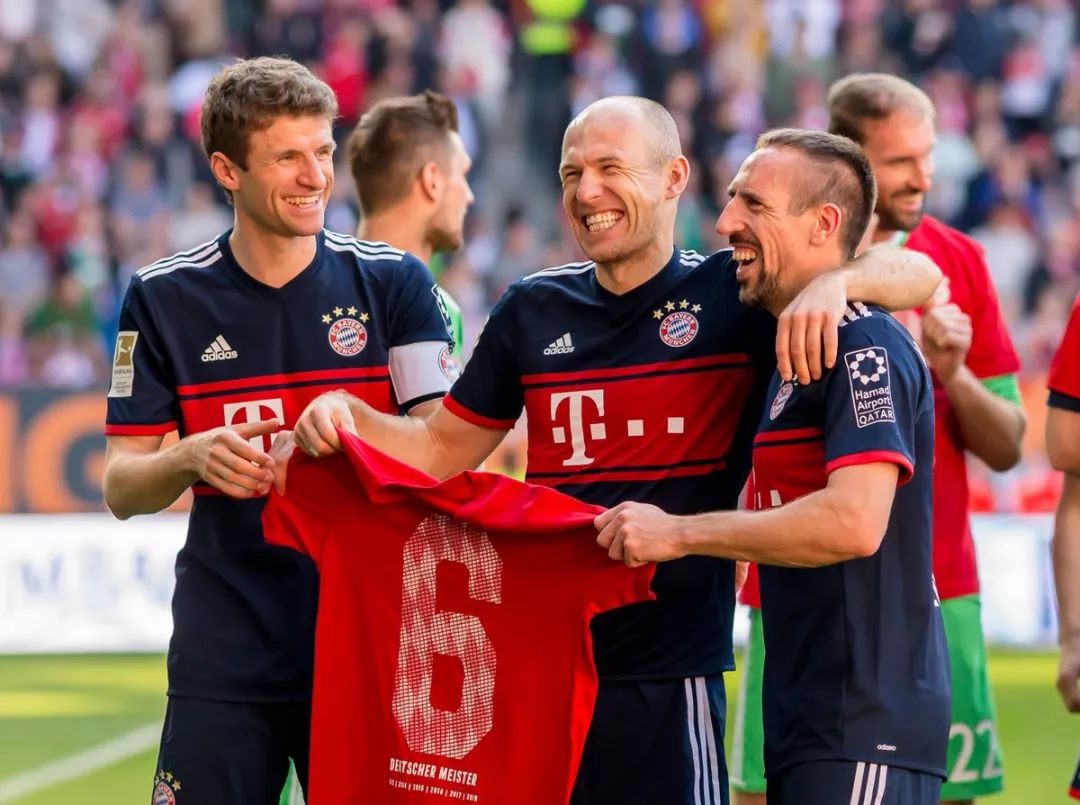 带队咬住！杰伦·约翰逊半场12中6拿到14分4板6助 三分3中2（杰伦·约翰逊半场12投6中砍14分4板6助，三分3投2中，率队紧咬比分）