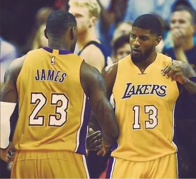 受到撞击影响？米切尔第三节仅5中2，得到4分1板1助（被撞影响发挥？米切尔第三节手感欠佳，5投2中拿下4分1篮板1助攻）